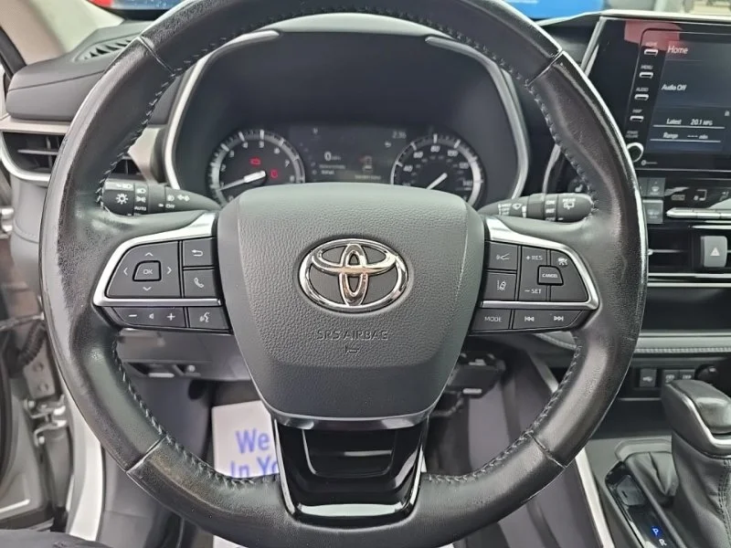 Used 2021 Silver Toyota XLE image 14