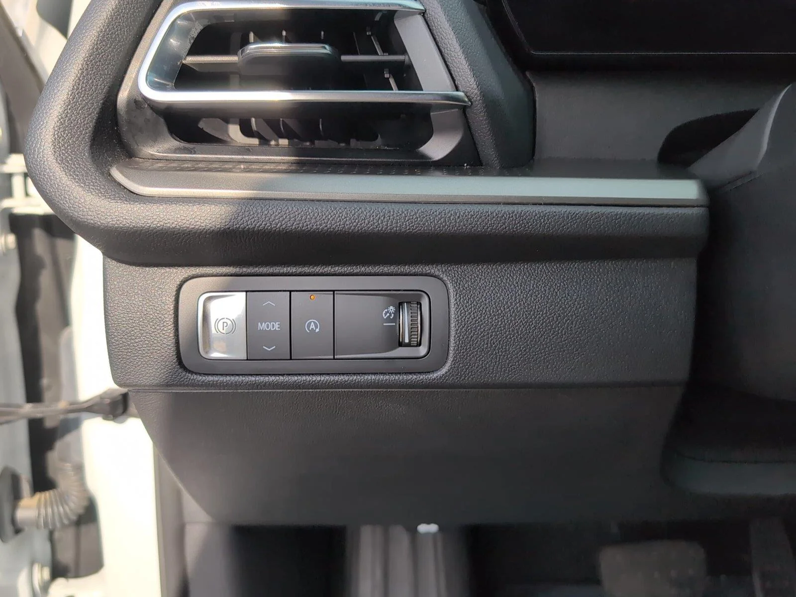 Used 2025 Summit White Chevrolet LT image 28