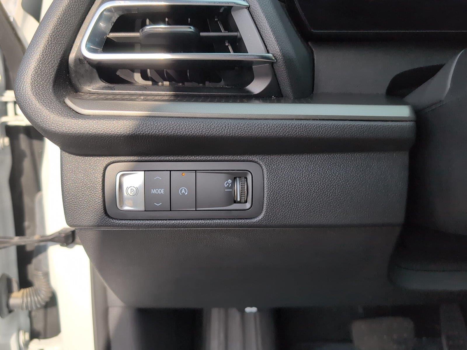 Used 2025 Summit White Chevrolet LT image 28