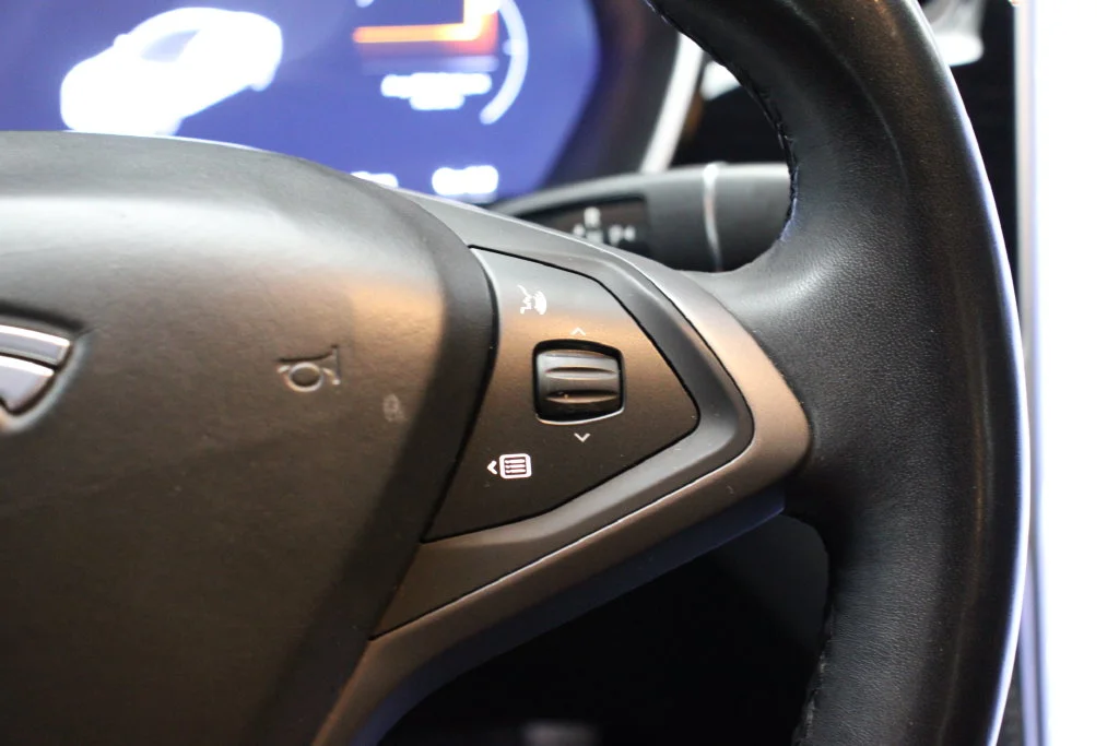 Used 2018 Obsidian Black Metallic Tesla  image 46