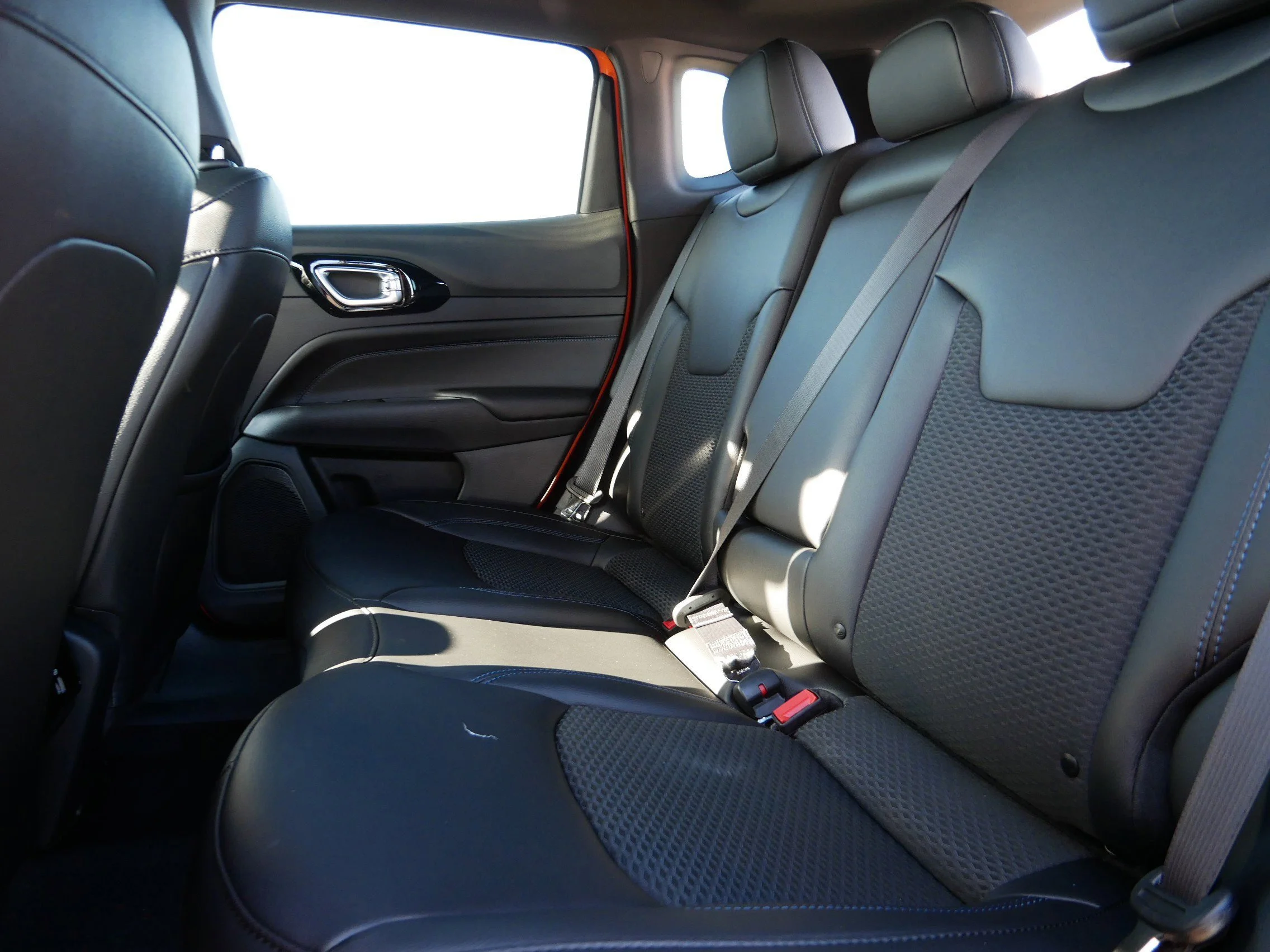 New 2026 Diamond Black Crystal Pearlcoat Jeep Latitude Altitude image 10