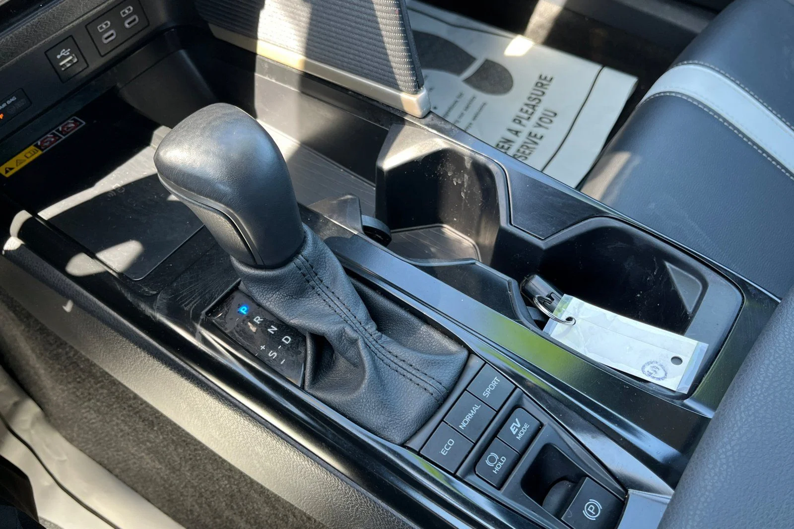 2025 Toyota Camry LE - Photo 30