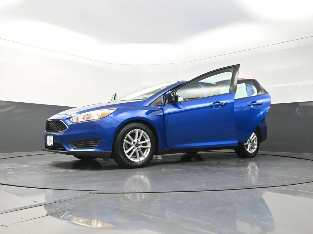 Used 2018 Blue Ford SE image 33