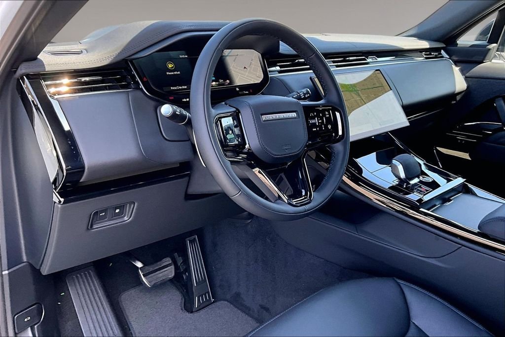 New 2026 FUJI WHITE Land Rover Dynamic SE image 7