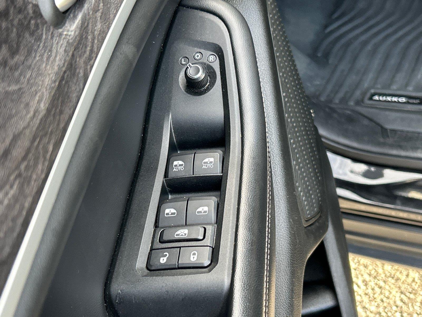 Used 2024 Diamond Black Crystal Pearlcoat Jeep Limited image 19