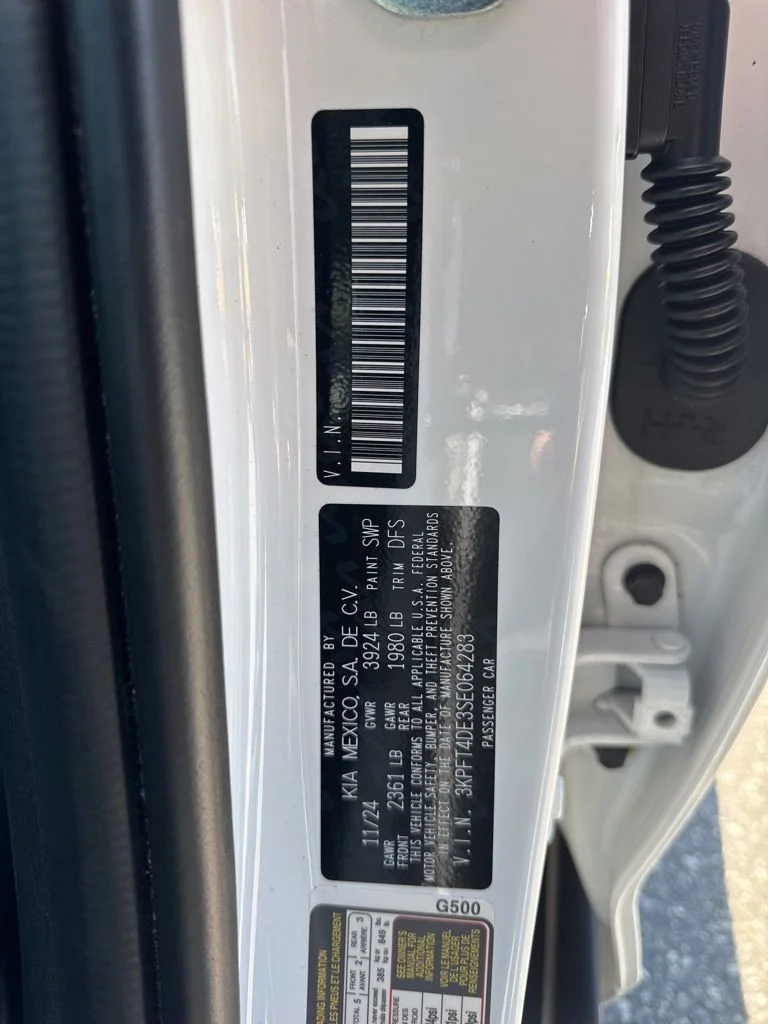 Used 2025 White Kia LXS image 31