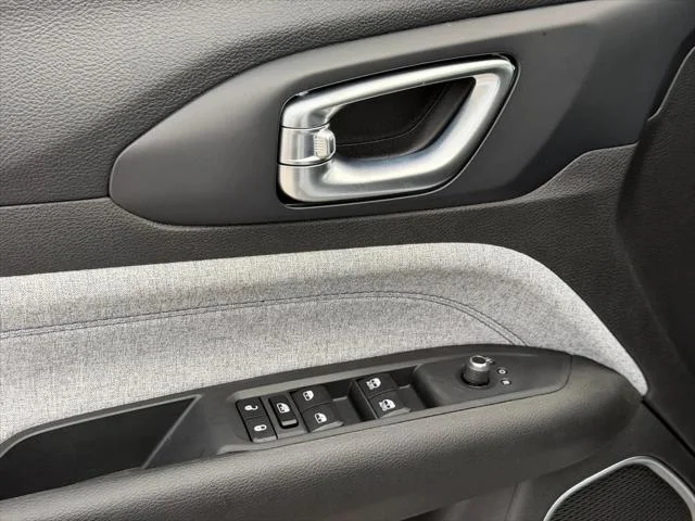 New 2026 Bright White Clear-Coat Exterior Paint Jeep Latitude image 12