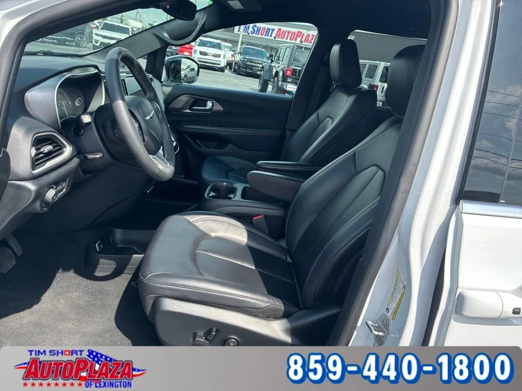 Used 2025 White Chrysler Select image 14