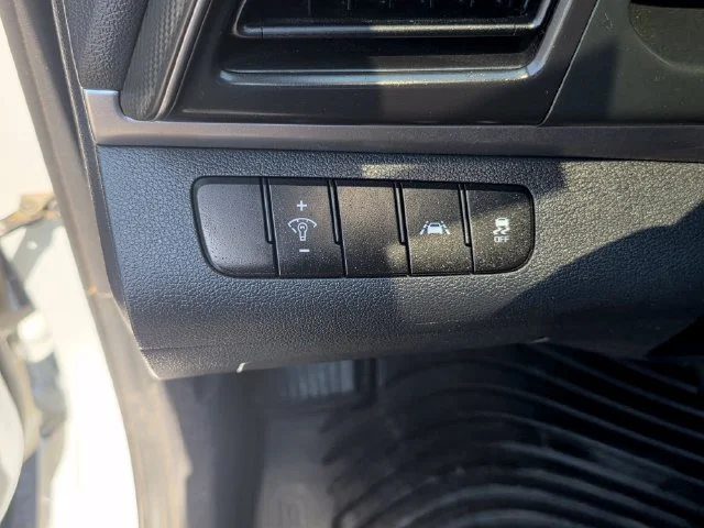 Used 2020 White Hyundai SE image 29