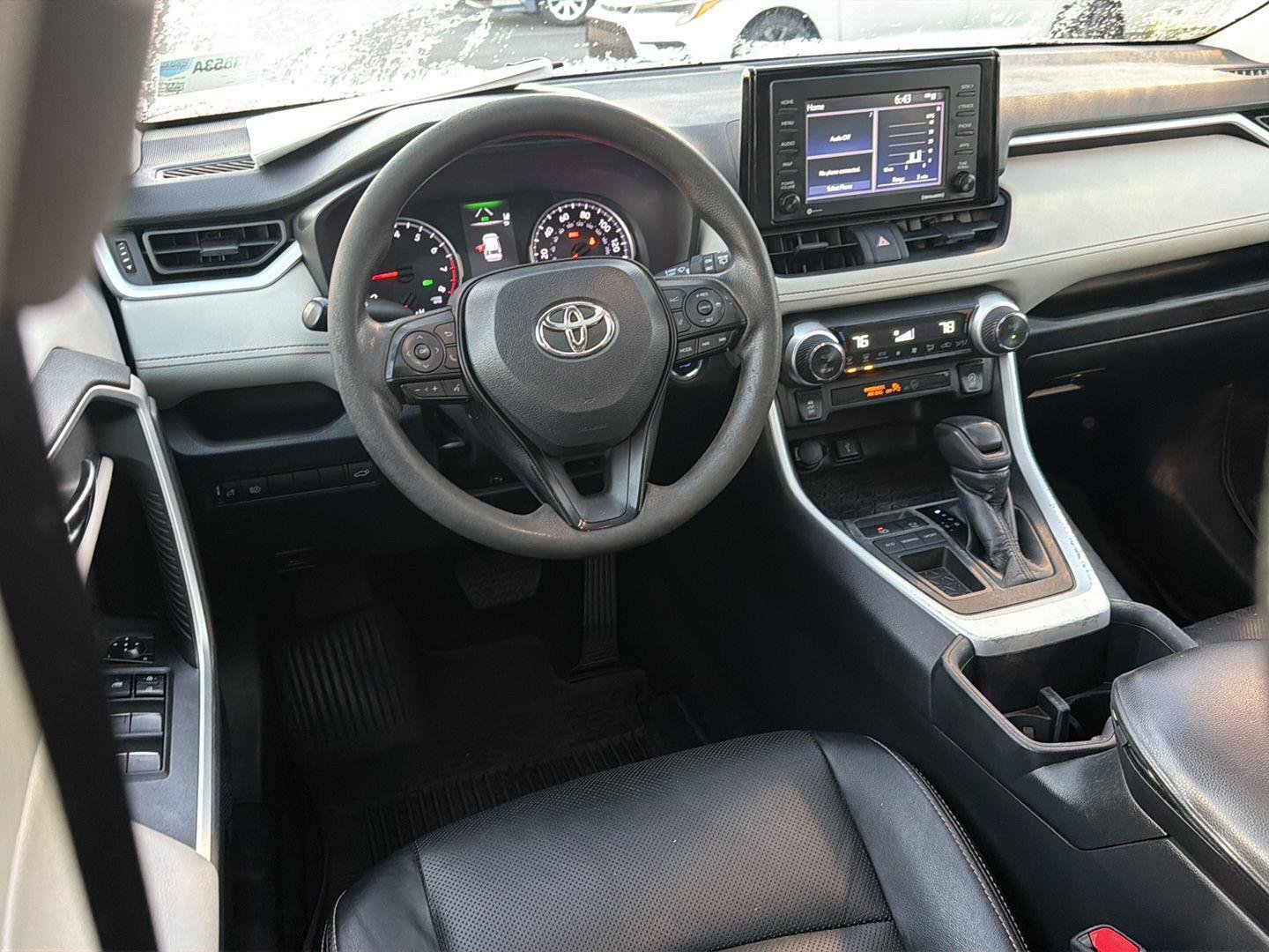Used 2022 White Toyota XLE image 18