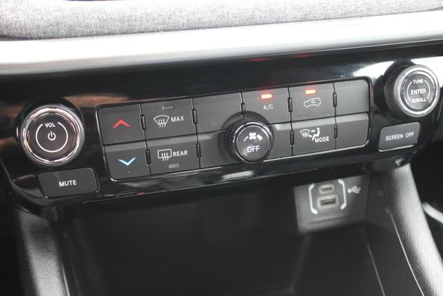 Used 2024 White Jeep Latitude image 8