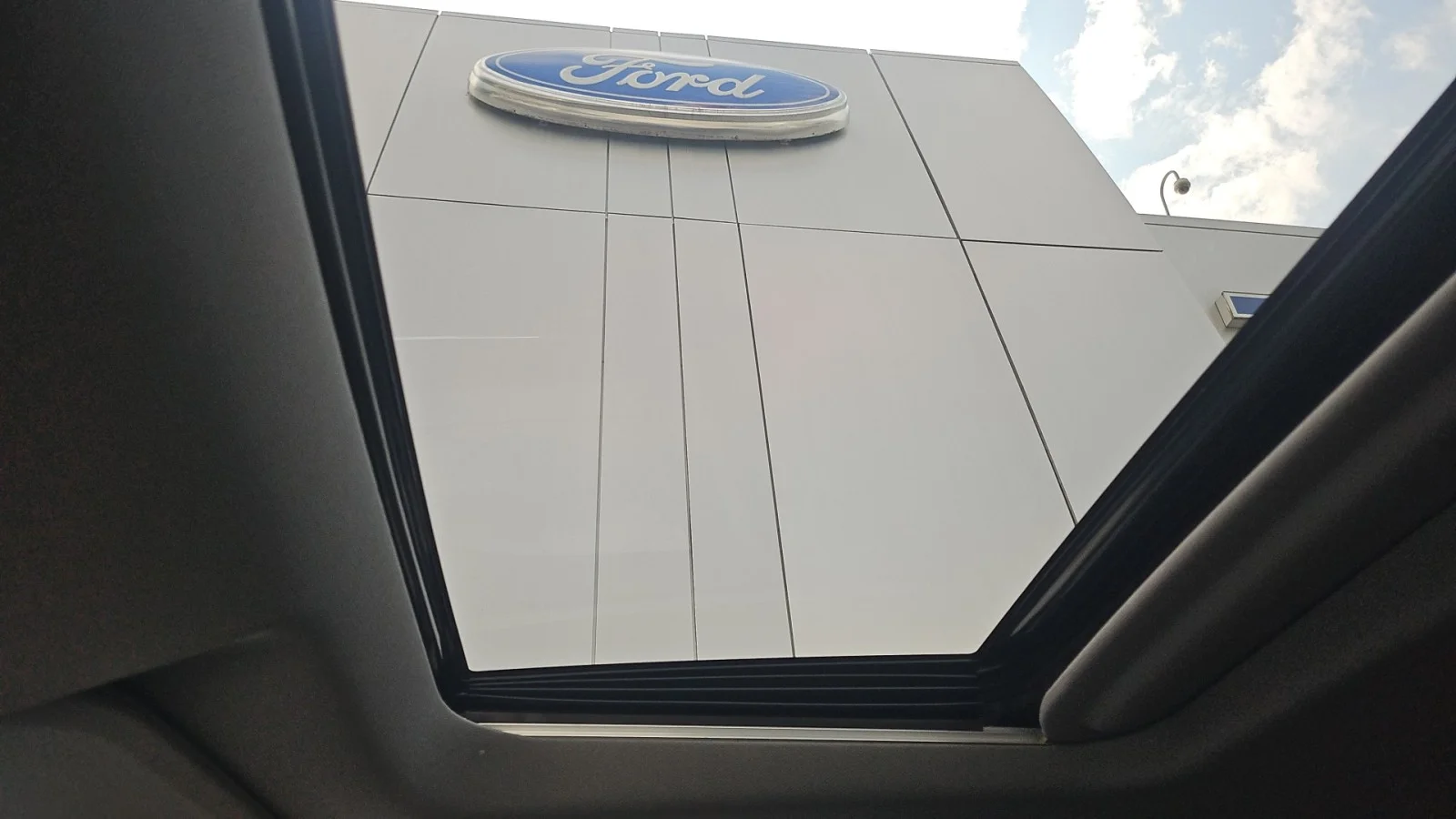Used 2024 Silver GMC  image 16