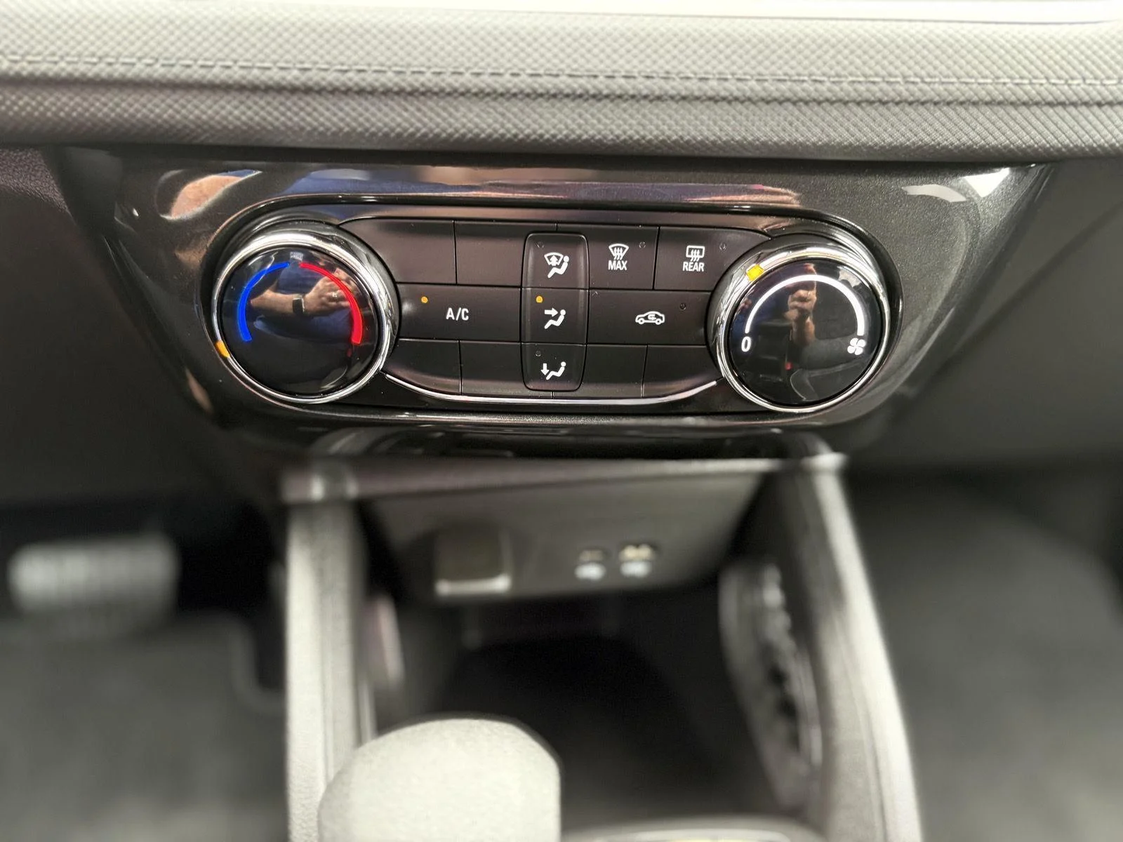 Used 2025 Summit White Chevrolet LT image 25