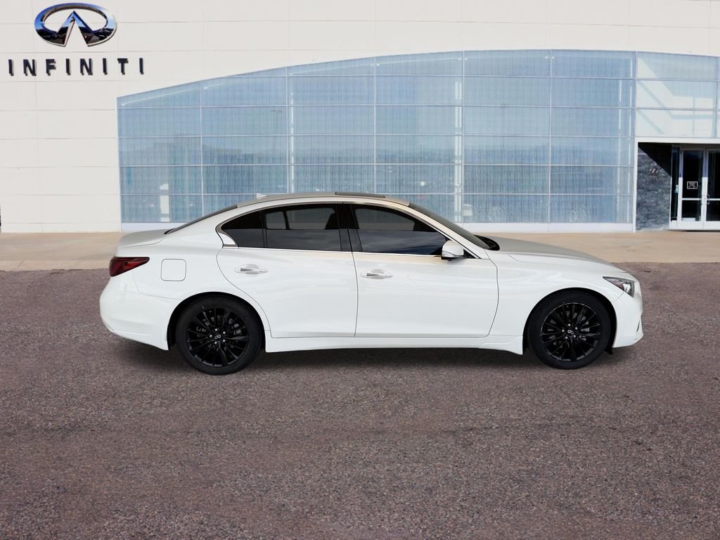 Used 2023 White INFINITI LUXE image 11