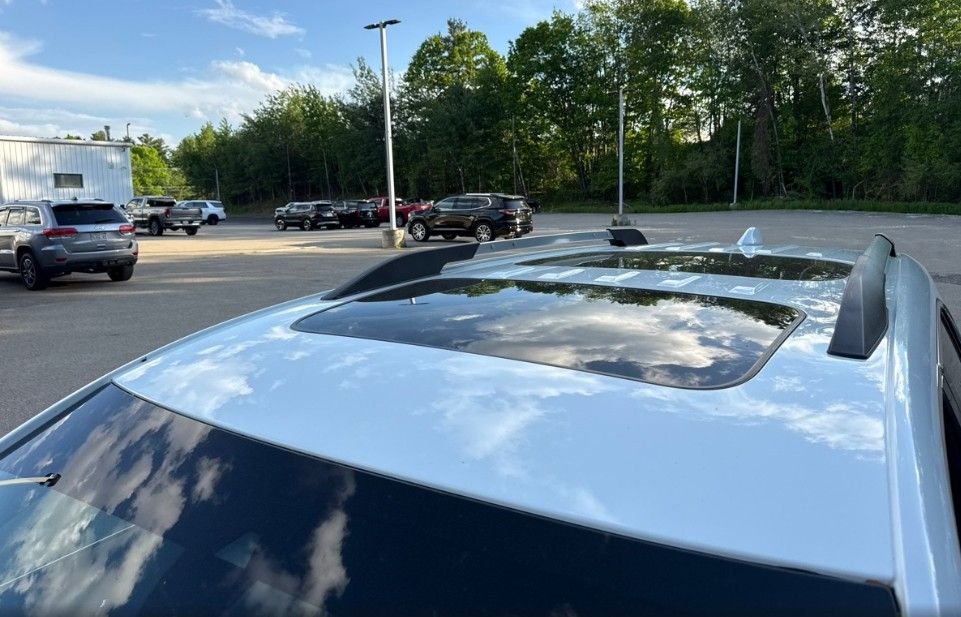 Used 2022 White GMC Denali image 4