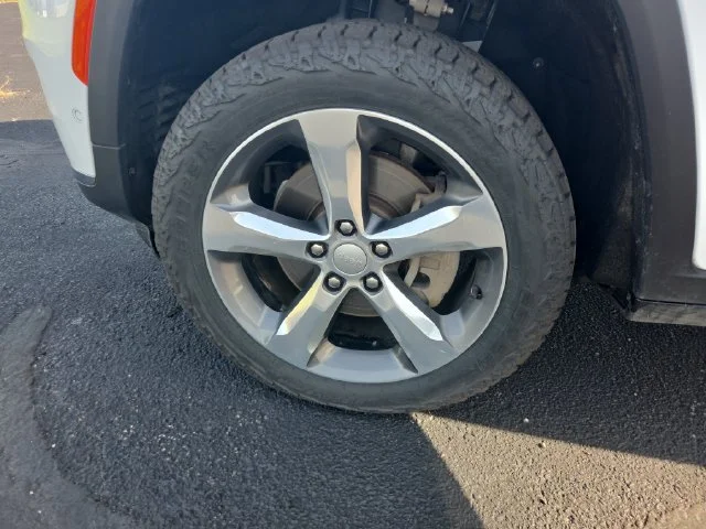 Used 2021 White Jeep Limited 4x4 image 32
