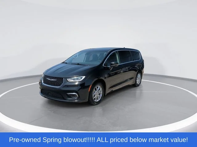 Used 2023 Black Chrysler Touring L image 4