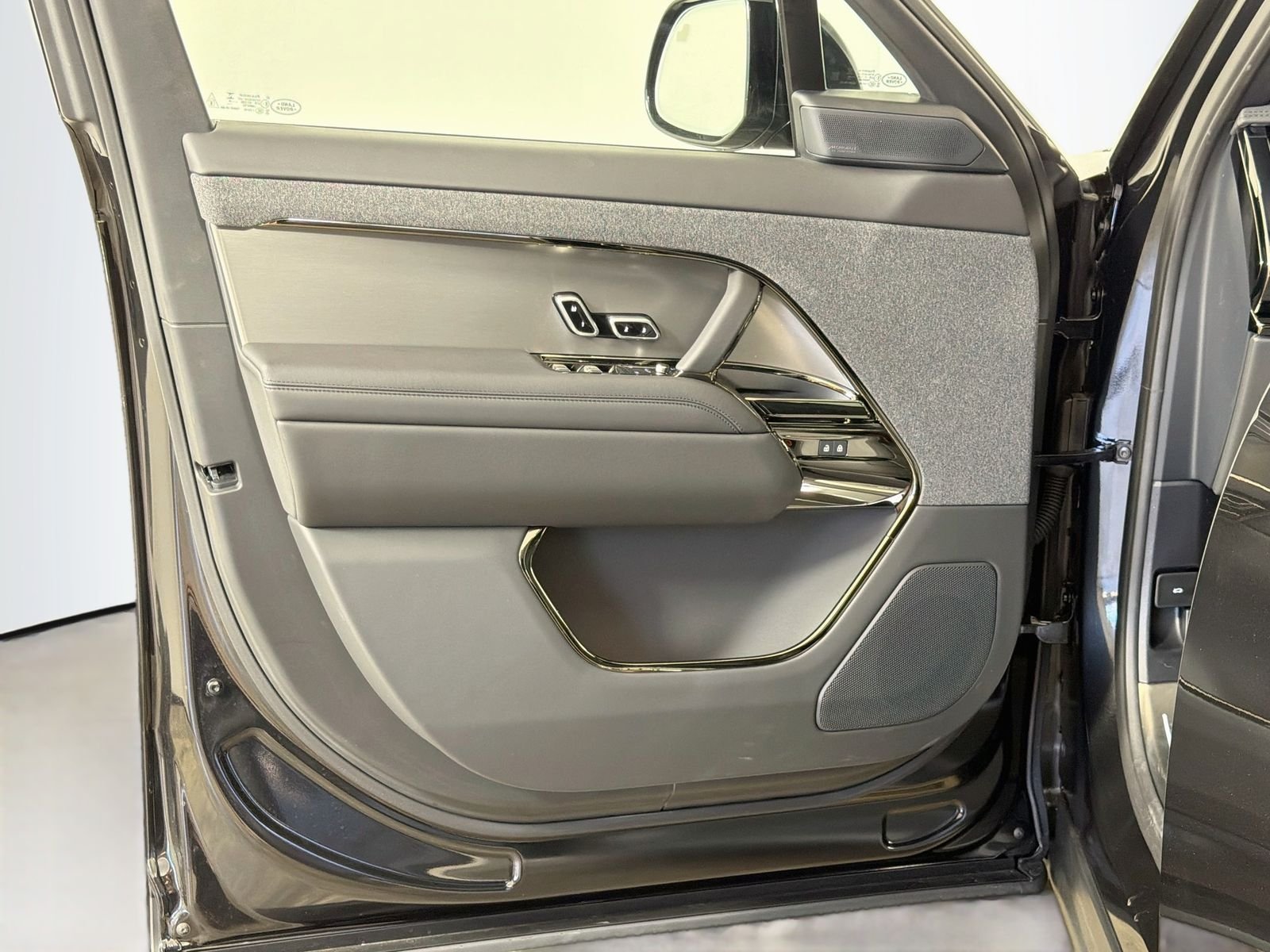 New 2026 Santorini Black LAND ROVER SE image 21