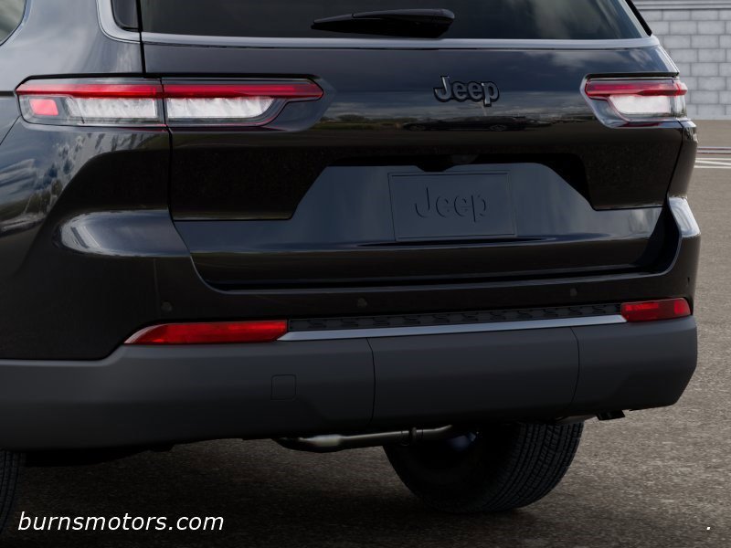 New 2026 Diamond Black Crystal Pearl-Coat Exterior Paint Jeep Laredo Altitude image 13