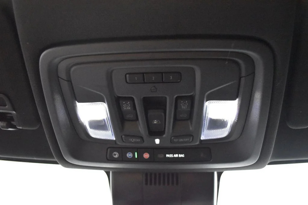Used 2025 White GMC AT4 image 15