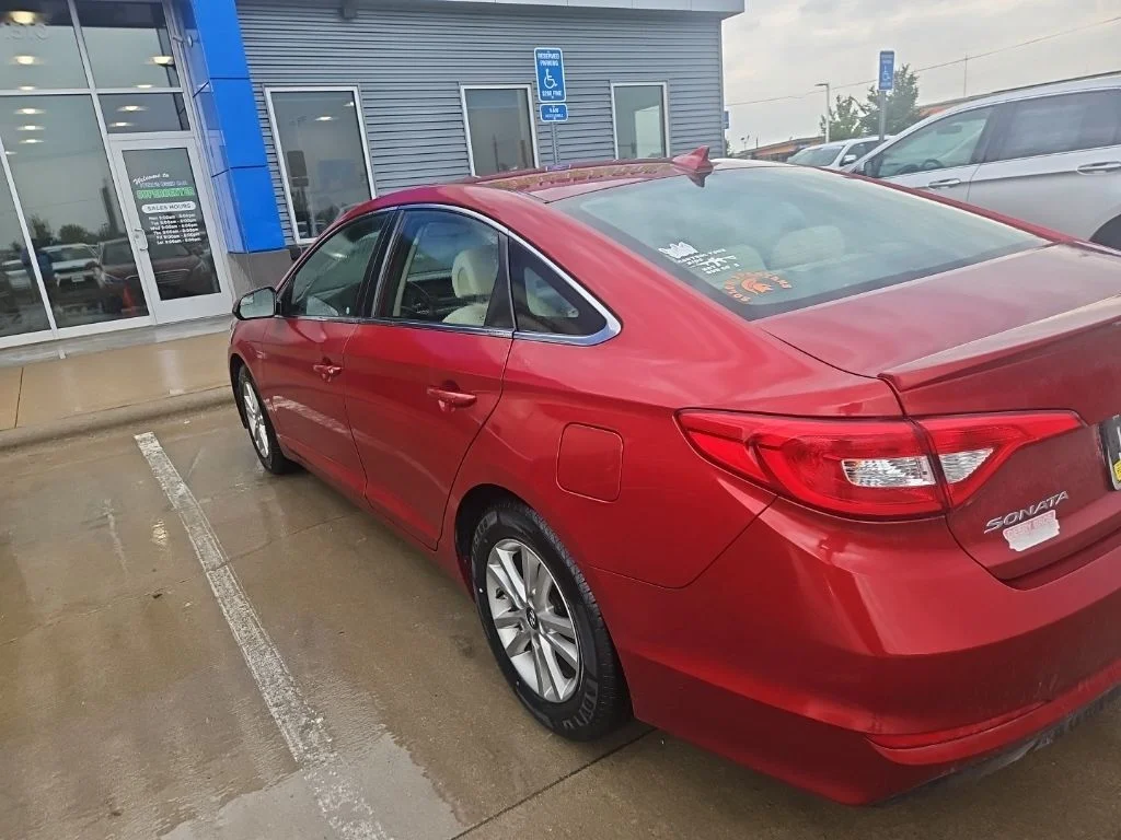 Used 2015 Red Hyundai SE image 6