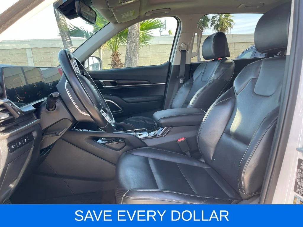 Used 2023 White Kia S image 15
