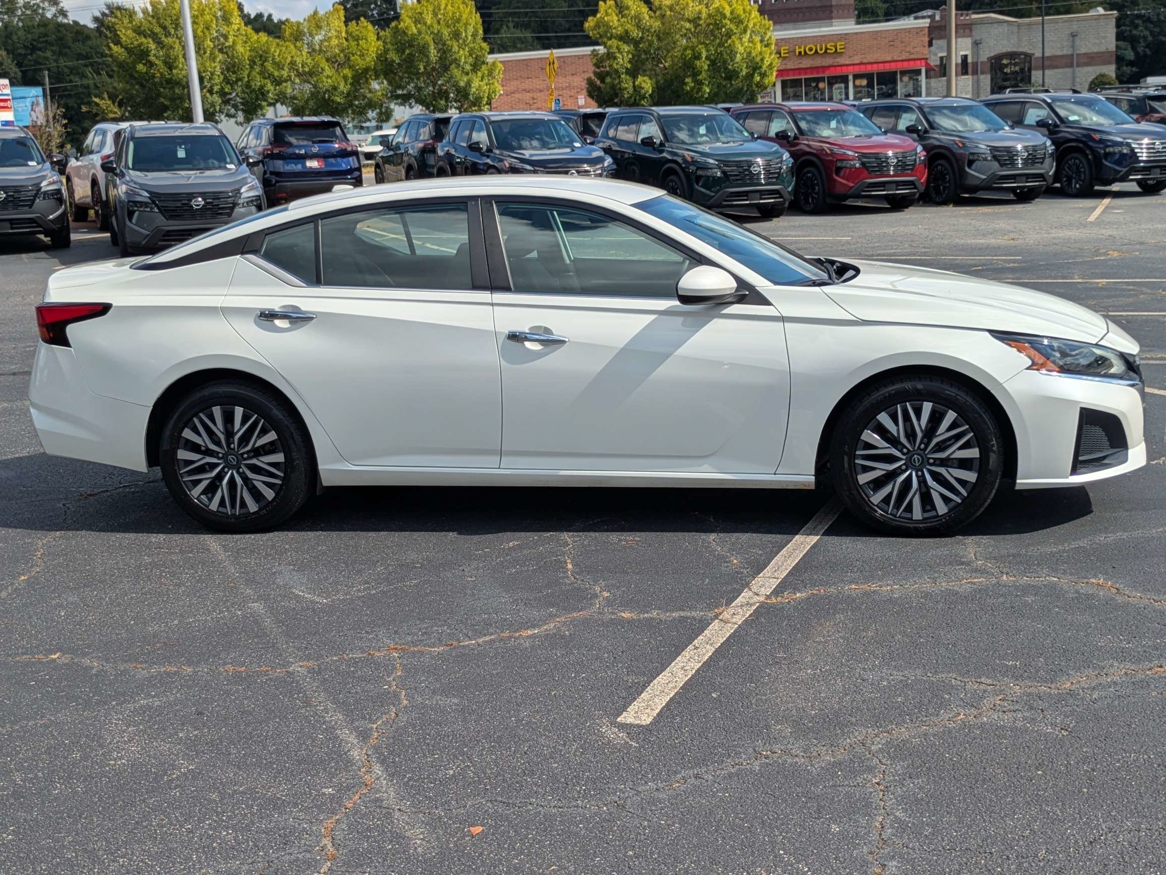 Used 2023 White Nissan 2.5 SV image 2