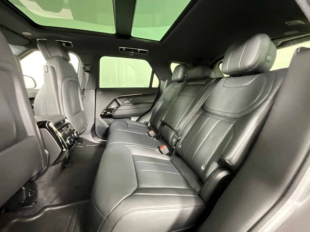 New 2026 Santorini Black Metallic Land Rover Dynamic SE image 5
