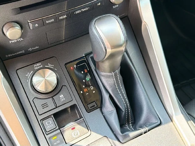 Used 2018  Lexus 300 Base image 16