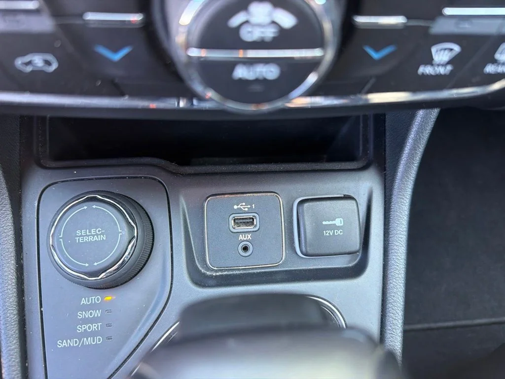Used 2019 Gray Jeep Limited image 25