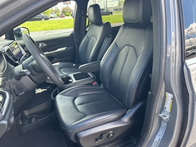 Used 2025 White Chrysler Select image 34