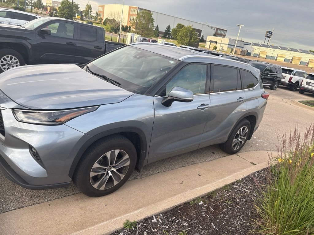 Used 2021  Toyota XLE image 2