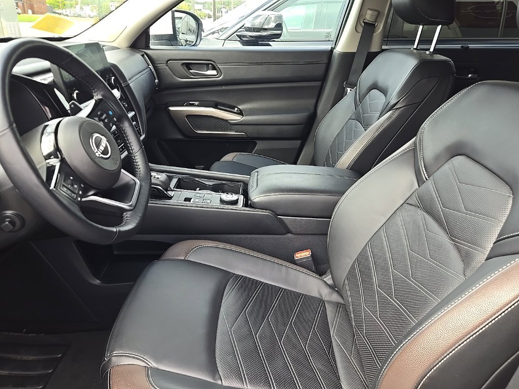 Used 2024 White Nissan Platinum image 17
