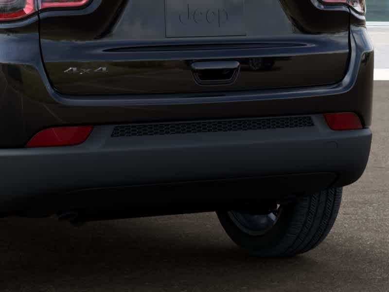 New 2026 Diamond Black Crystal Pearl-Coat Exterior Paint Jeep Latitude image 13