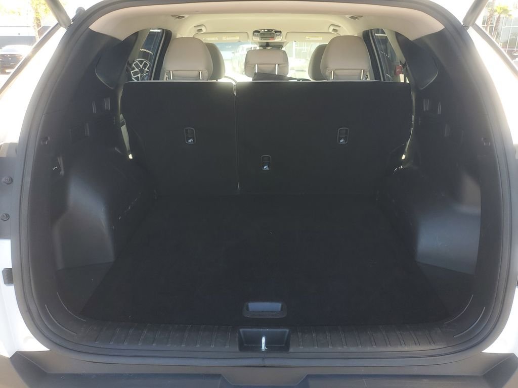 Used 2025 White Hyundai SEL image 6
