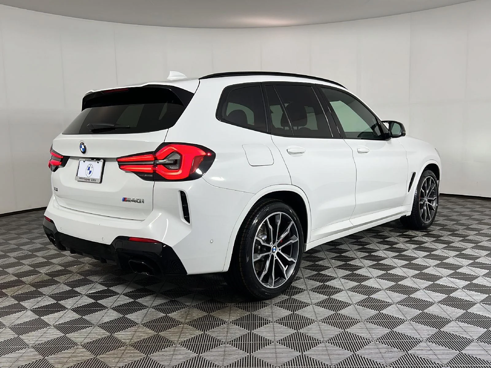 Used 2022 Alpine White BMW M40i image 5