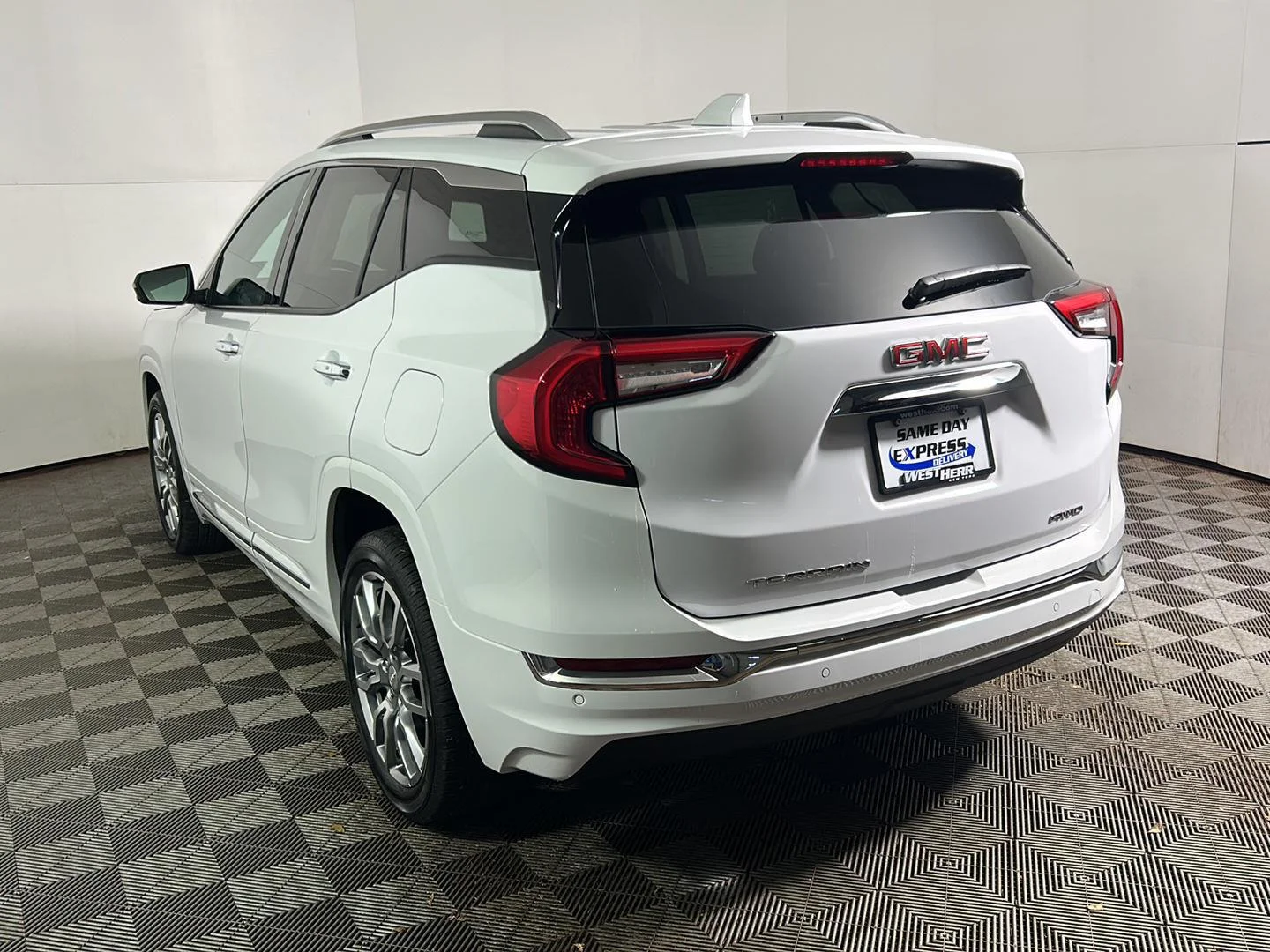 Used 2024 Summit White GMC Denali image 11