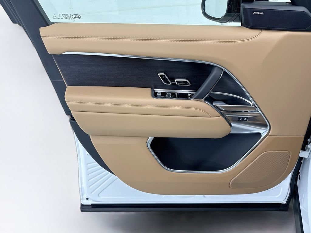 New 2026 Fuji White LAND ROVER SE LWB 7-Seats / V8 image 23