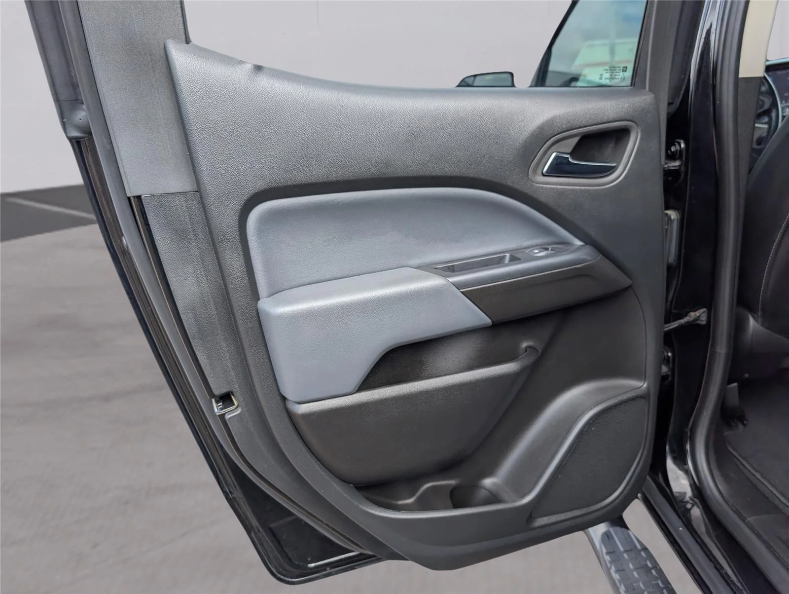 Used 2022 Black Chevrolet Z71 image 14