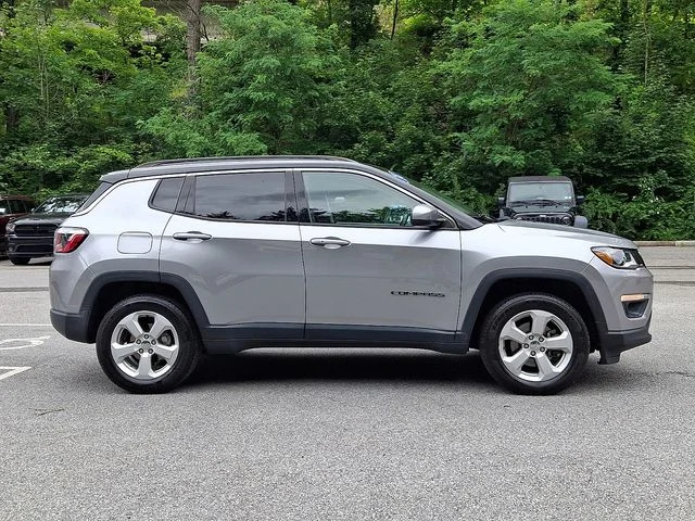 Used 2018 Silver Jeep Latitude image 8