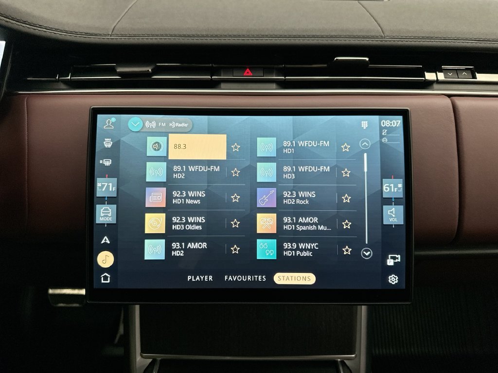 Used 2025  Land Rover SE image 27