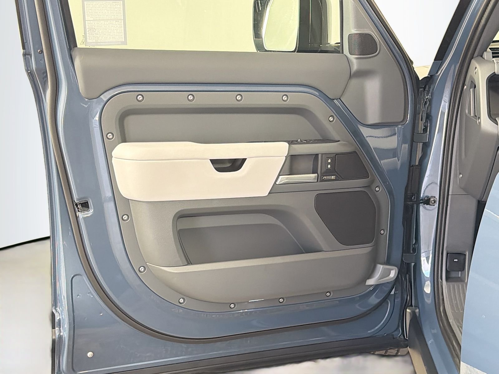 New 2026 Tasman Blue Land Rover X-Dynamic SE image 21