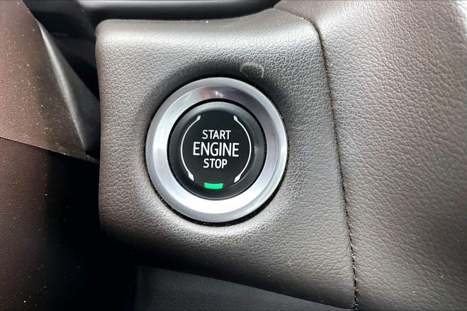 Used 2022 White Frost Tricoat GMC SLT image 35