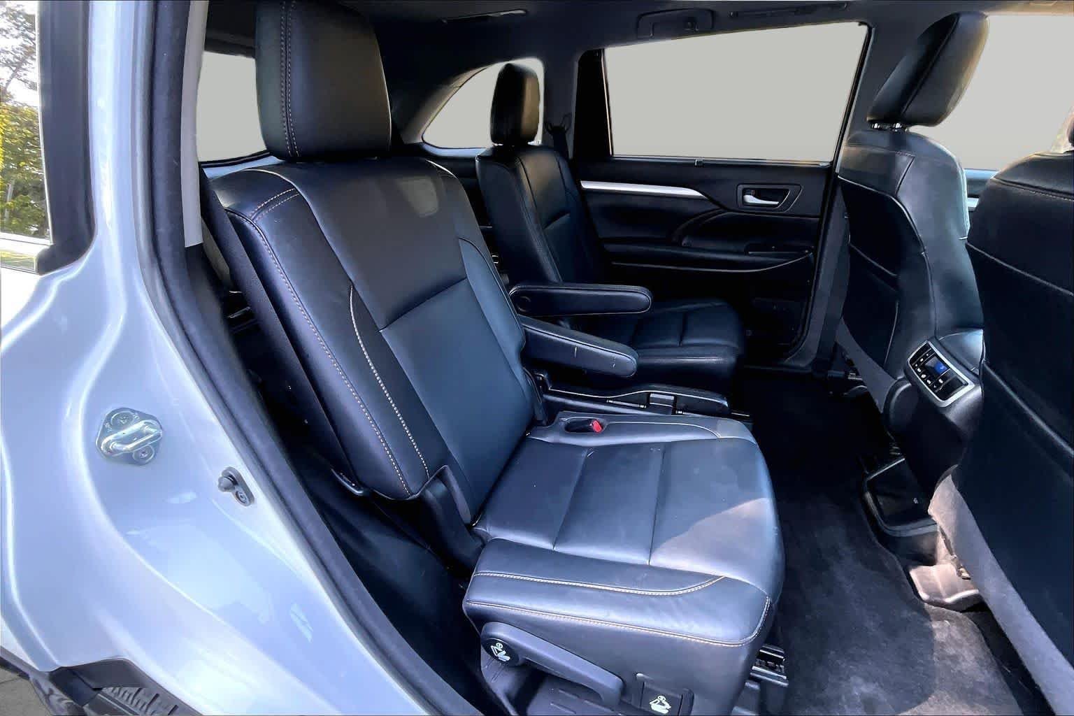Used 2017 Blizzard Pearl Toyota XLE image 20