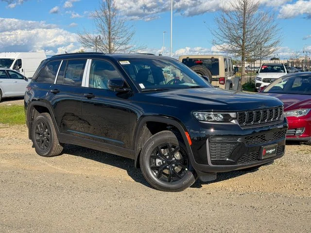 New 2026 Diamond Black Crystal Pearl-Coat Exterior Paint Jeep Altitude image 2
