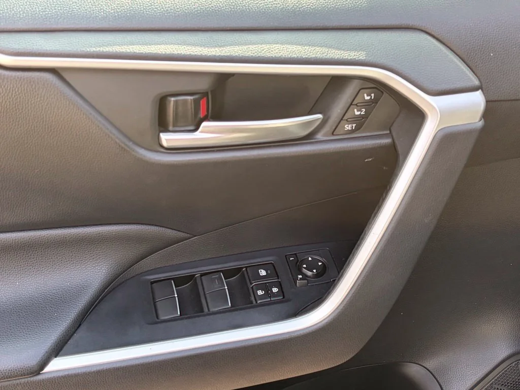 Used 2019 Lunar Toyota XLE Premium image 18