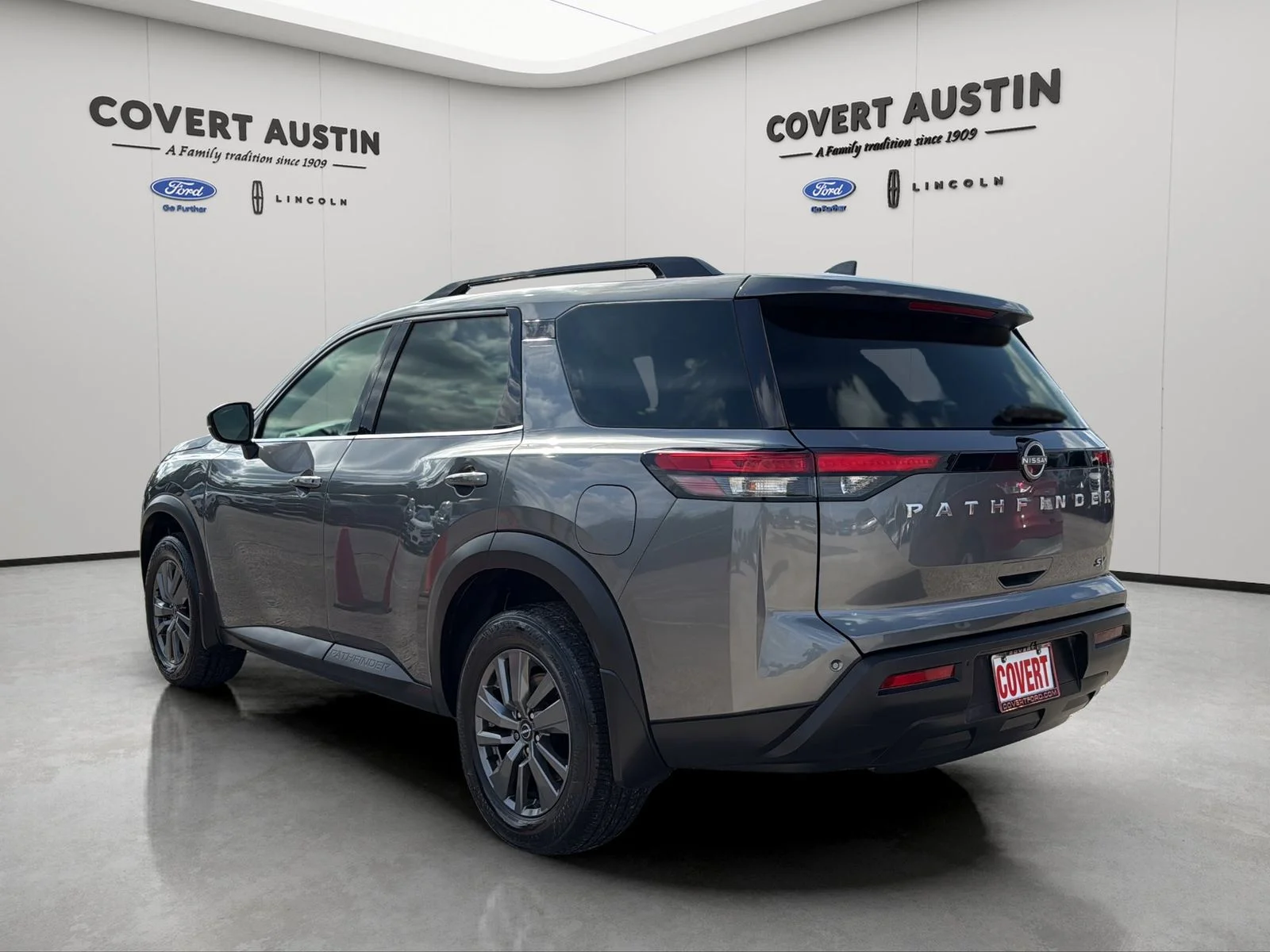 Used 2024 Gray Nissan SV image 3