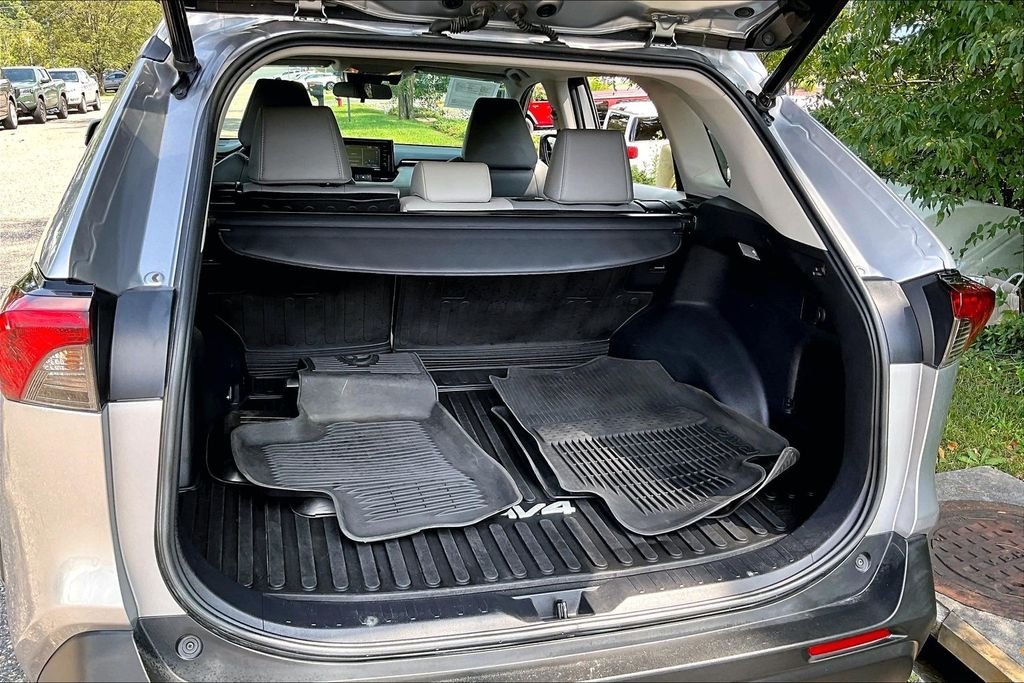 Used 2021 Silver Toyota XLE Premium image 27