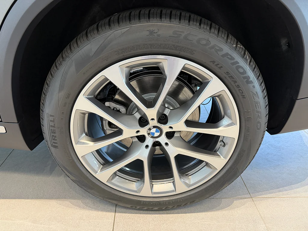 New 2026 Skyscraper Grey Metallic BMW xDrive40i image 7