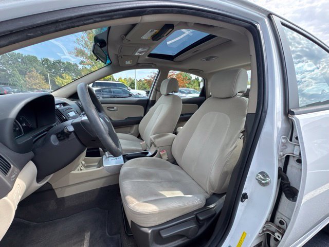 Used 2009 White Hyundai GLS image 9